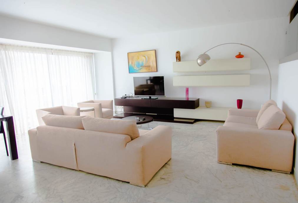 Salon, B82 — Prestige, Plateau Centre