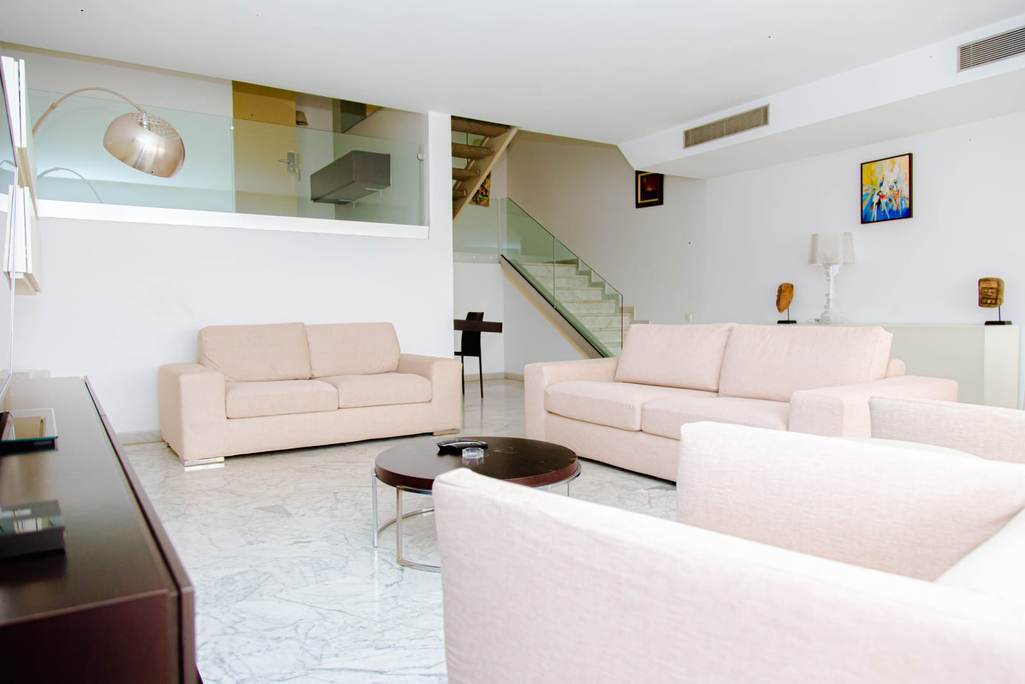 Salon, B82 — Prestige, Plateau Centre