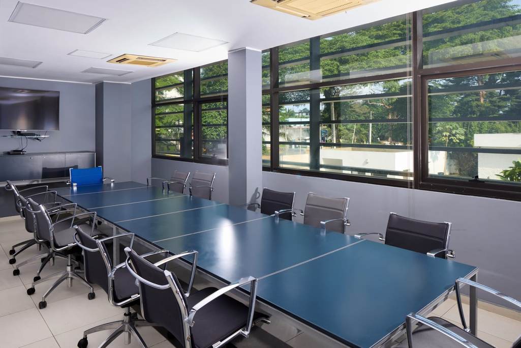 Salle de réunion, Immeuble CARBONE — Bureaux meublés 117 m², Cocody