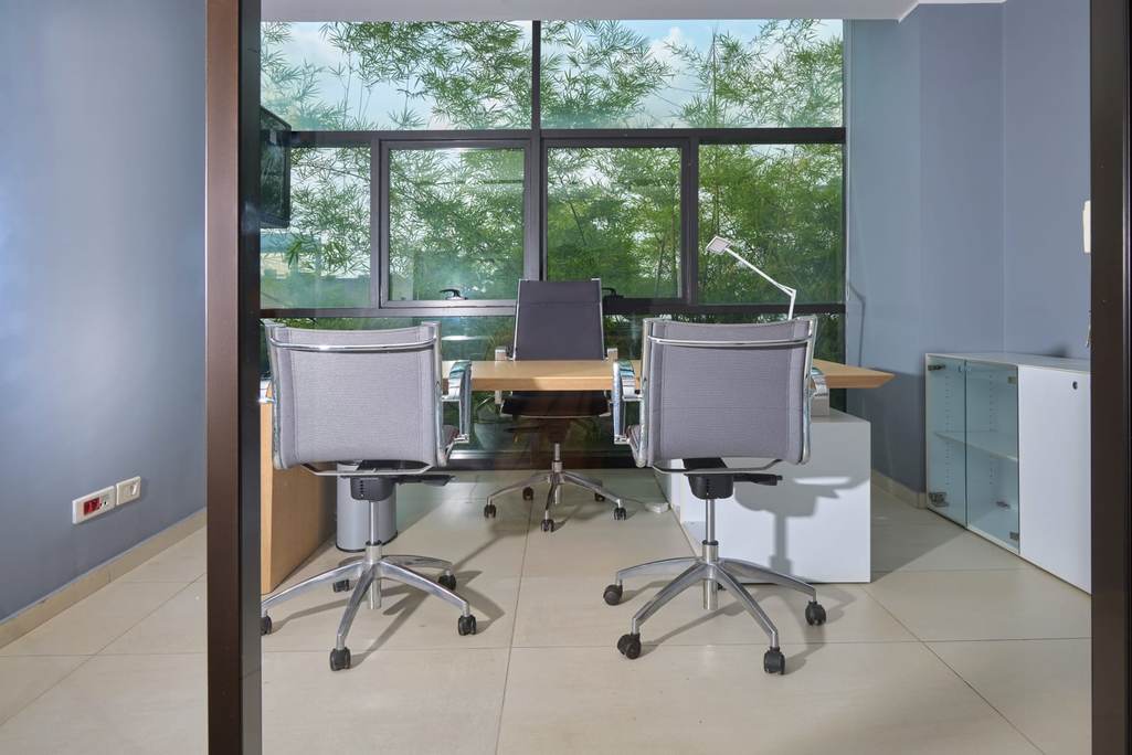 Bureau, Immeuble CARBONE — Bureaux meublés 117 m², Cocody