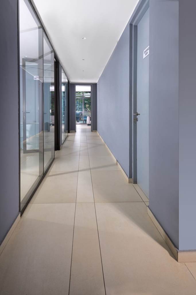Dégagement, Immeuble CARBONE — Bureaux meublés 117 m², Cocody